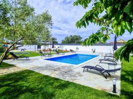 Holiday home Aprilis with pool, jacuzzi and sauna โรงแรมที่มีที่จอดรถในGalovac