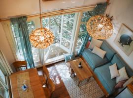 Blue House In The Woods- Amirim, hotel sa Amirim