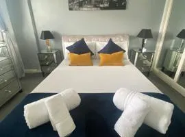 The Brook House - Spacious 3 Bed Home From Home in Burton