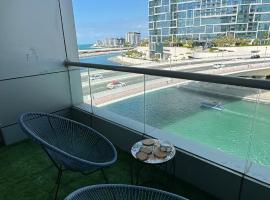 Wonderful two bed room with full marina view, hotel cerca de Nakheel Harbor and Tower Metro Station, Dubái
