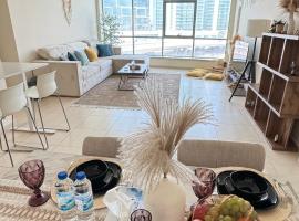 Wonderful two bed room with full marina view, hotel i nærheden af Nakheel Harbor and Tower Metro Station, Dubai