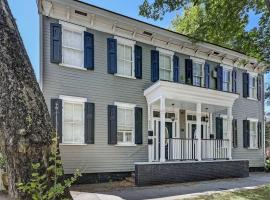 Historic Savannah Gold Private Condo with Pool - 2bed, 1&half bath, Sleeps 6, 1st Floor, 15 Min Walk To Historic Savannah Center And All Attractions, hôtel à Savannah