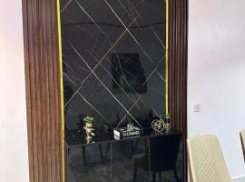 Cosy warm & secure 3-bed flat in Lekki's heartland, hotel in Maiyegun