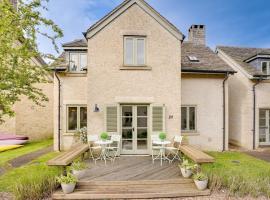 Toad Hall Pet-Friendly Family Stay, Lake Access, hotel com piscina em Somerford Keynes