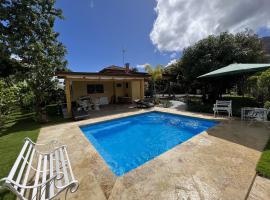 Villa Rosalía Jarabacoa con Piscina Climatizada, feriebolig i Jarabacoa