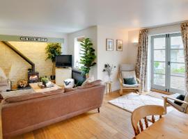 Toad Hall Pet-Friendly Family Stay, Lake Access, hotel in Somerford Keynes