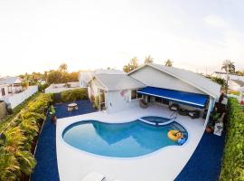 Coastal chic retreat with a private pool!, hotel in Dania Beach