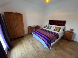 Alpaca farm 3 bed farmhouse THE ALPACA PLACE, cheap hotel in Dromara