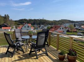 Stuga Tj&ouml;rn/Alm&ouml;sund, hotel com estacionamento em Alm&ouml;sund