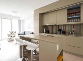 Luxury 1Br Apartment across TIFF Bell Lightbox, apartman u Torontu