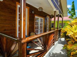 River Breeze Villa, 5 minutes to beach and town, hotel sa Soufriere