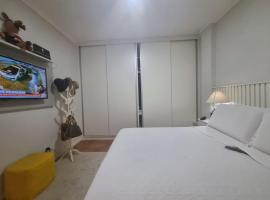 Lindo quarto e sala de frente pro shopping Pátio Petropolis, hotel em Petrópolis