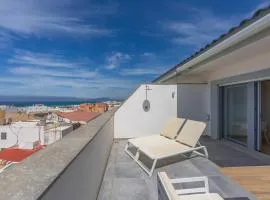 Centric modern top floor apartment with terrace, sea view and parking Top quality beds