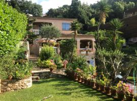 Magnifique villa vue mer avec jacuzzi, hotel v destinácii La Turbie