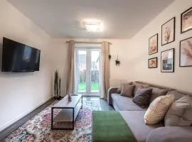 3-Bedroom Home in Peterborough with Free Parking & Netflix by HP Accommodation