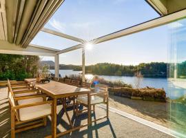 Waterfront Villa w/Boat&kayaks. 15min from Bergen, hotell i Foldnes