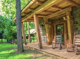 Charming Bunkhouse, Private Porch, Double Shower, hótel í Franklin