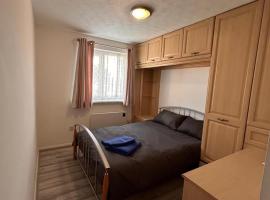 Stunning one bed Apartment with free Wifi and Parking, hotel in Goodmayes