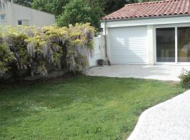 maison à la campagne, hotel with parking in Villedoux