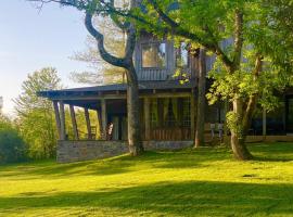Whimsical Gatehouse, Private Porch, Kitchenette, vacation home in Franklin