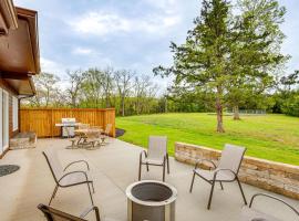 Peaceful Perry Home with Patio - Pets Welcome!, sumarhús í Lecompton