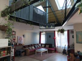 Maison 120m² 3-4 chambres, hotel in Claye-Souilly