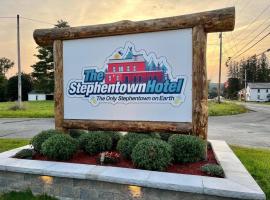 The entire Stephentown Hotel. 28 person occupancy, hotel que accepta animals a Hancock