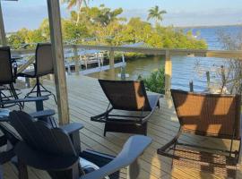 Salty Bones, Hemingway-esque Florida Escape, Boat On Property، بيت عطلات في Matlacha