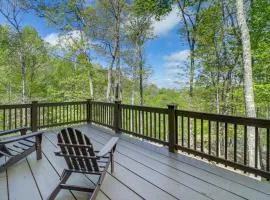 Hot Tub and Fire Pit Secluded Gem in Franklin