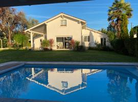 villa spacieuse avec piscine sur cote basque Anglet، فندق في أنغليه