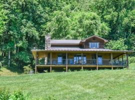 Appalachian Farmhouse- A Homestead Experience, villa i Waynesville