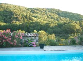 Gîtes de Neyrac, appartement Violette - piscine, rivière à 100 m, vue sur les collines, hotel v destinaci Meyras