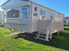 Budget 3-Bed Caravan in Tunstall Hull, σαλέ σε Hull