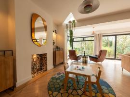 Pass the Keys Acorn Lodge · Luxury Retreat In a Stunning Oasis With Hot Tub, hotel v destinácii Market Drayton