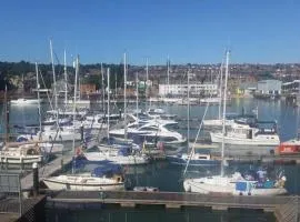 Marina View South Facing Balcony Sunny Apartment