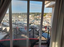 Marina View South Facing Balcony Sunny Apartment, hotel in East Cowes