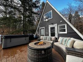 NEW! Cozy & Modern A-Frame in the woods w/HOT TUB, hotel Tamworthben