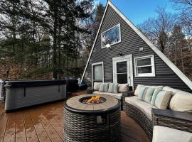 NEW! Cozy & Modern A-Frame in the woods w/HOT TUB, hotel di Tamworth