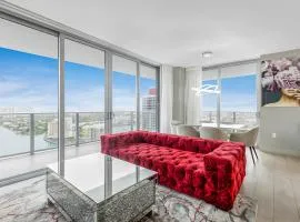 HYDE BEACH HOUSE THREE-BEDROOM, WATERFRONT, OCEAN AND INTERCOSTAL VIEW, ROOFTOP POOL, 5 MiN WALK TO BEACH