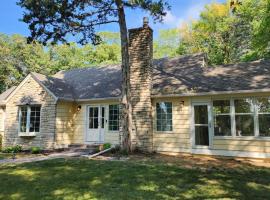 Cheerful 3-bedroom in Wayzata on private wooded lot, hotel en Wayzata