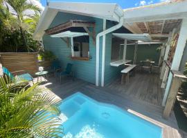 Très joli bungalow et sa petite piscine privee, hotell i Rivière-Salée