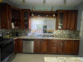 Cozy Elegance 3 Bedroom Estate, mökki kohteessa Portmore