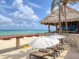 Large Beachfront Villa for 22PAX with Staff & Breakfast Included!, hotel di Playa del Carmen