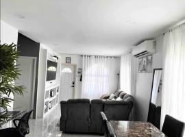 Comfortable Stay In Phoenix Estate, hytte i Portmore