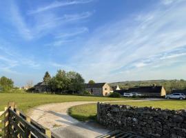 Chestnut Farm Holiday Cottages, holiday home in Matlock
