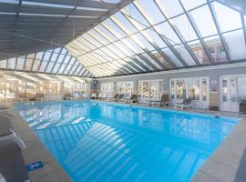 Beautiful flat with swimming pool tennis court and private car parking, hotel u gradu Le Tuke Pari Plaž