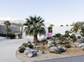 The Pink Paloma - A Barbie Inspired Villa in Palm Springs，棕櫚泉的飯店