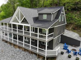 Rough River Lake House with Dual Primary Suites!, hotel en Fentress McMahan