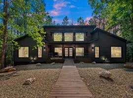 Luxe Broken Bow Vacation Rental Hot Tub and Pets OK