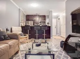 Stylish Downtown Condo with Wifi and Parking